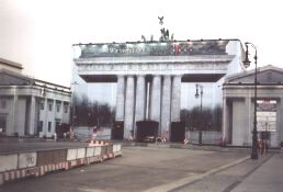 Brandenburger Tor - von der Telekom verhüllt